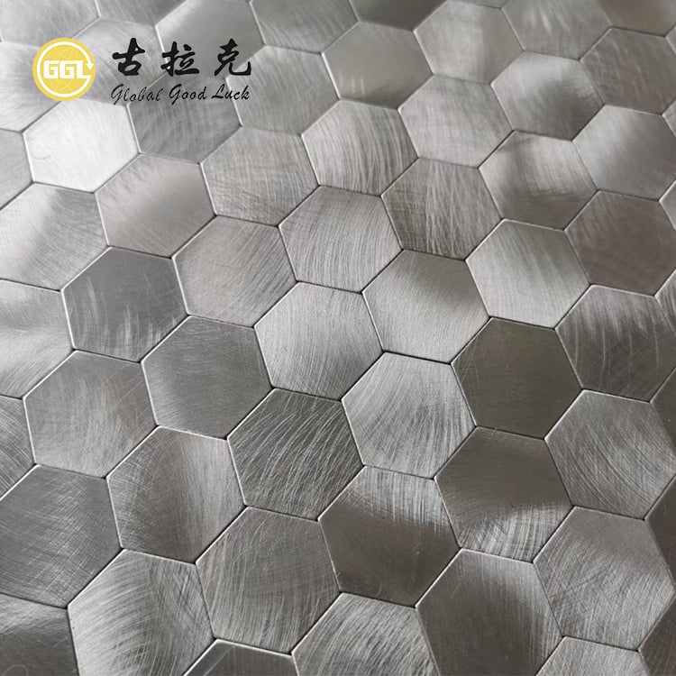 Mosaïque en métal aluminium argenté en forme de hexagone pour dosseret de mur de salle de bain
