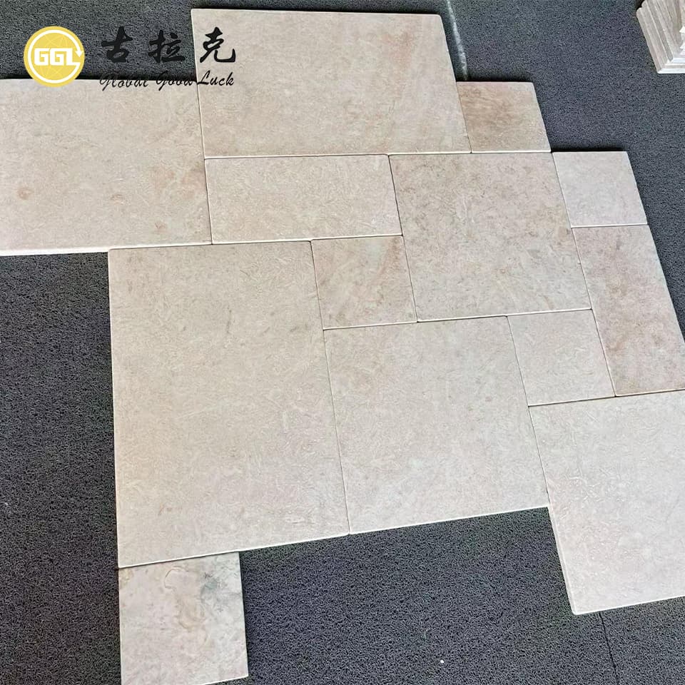 Beige Kalksteinfliesen im französischen Muster, gehämmert – Natursteinplatten für Pooldeck, Terrasse, Innenhof, Garten und Außenbodenbeläge