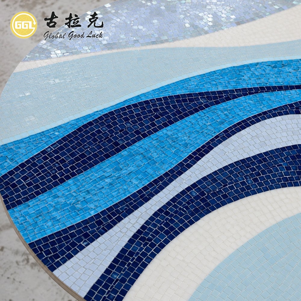 Individuell gestaltete Glas-Mosaik-Tischplatte und -Wandgestaltung im Blau-Wellen-Motiv – Handgefertigte Glas-Mosaik-Kunst für die Innendekoration