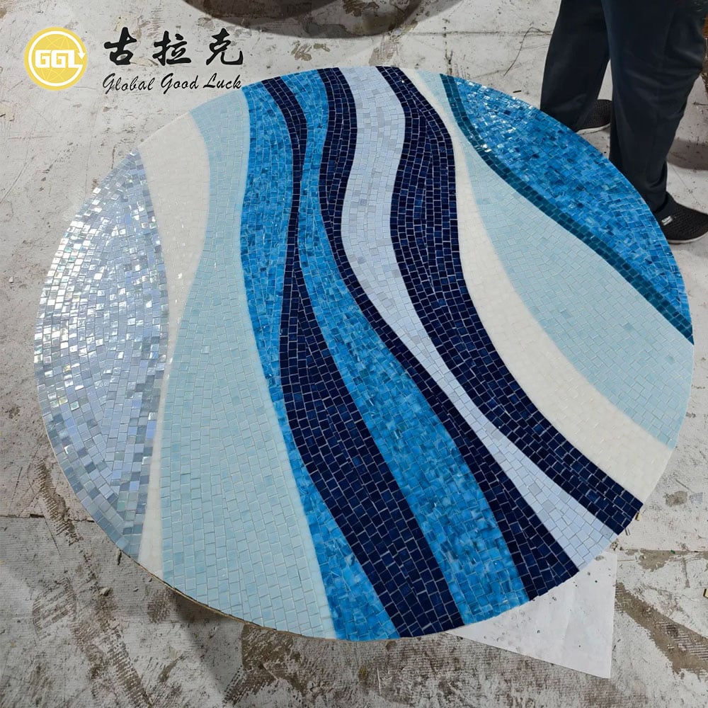 Individuell gestaltete Glas-Mosaik-Tischplatte und -Wandgestaltung im Blau-Wellen-Motiv – Handgefertigte Glas-Mosaik-Kunst für die Innendekoration