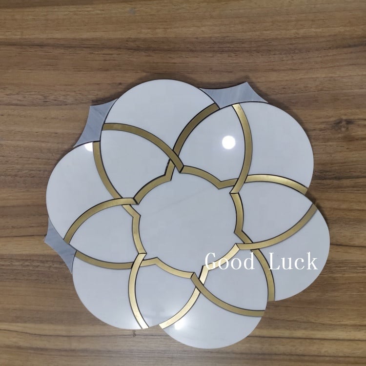 Piso Mosaico de Água Calacatta Branco com Mistura de Latão em Forma de Flor
