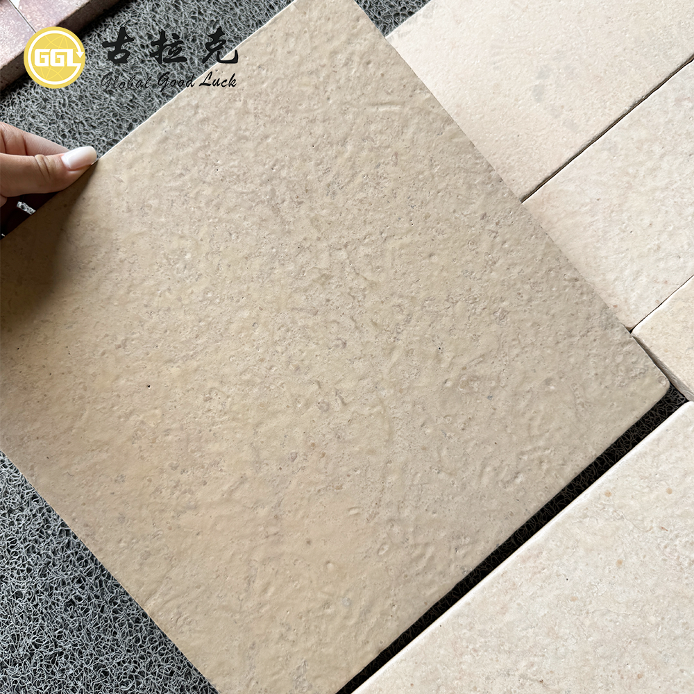 Moderne natürliche beige Kalkstein-Außenverkleidung in Parkett-Optik, Wandpaneel, individuell gestaltbare Steinwandfliese