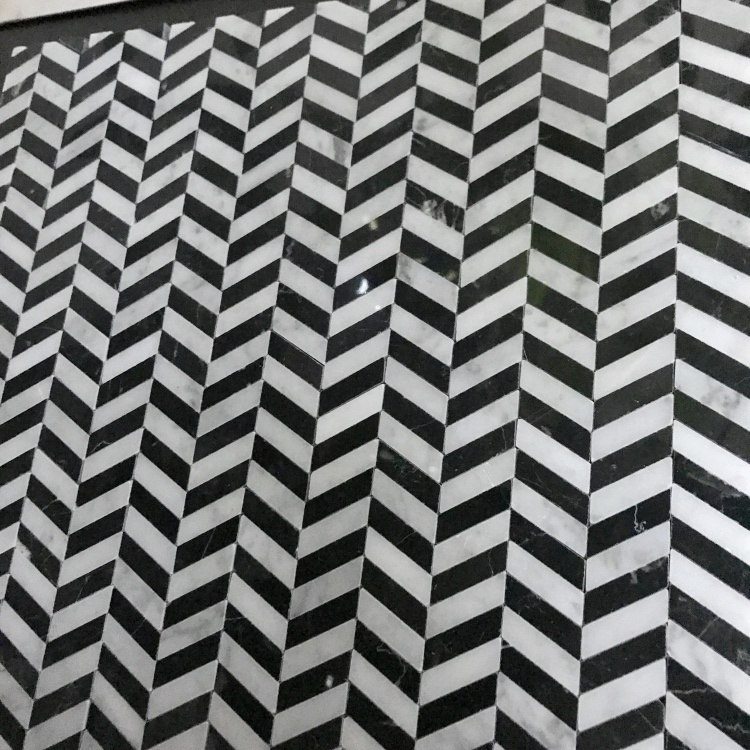 Neuester Entwurf Zebra gestreifte Schwarz-Weiß Chevron Marmor Mosaikfliese