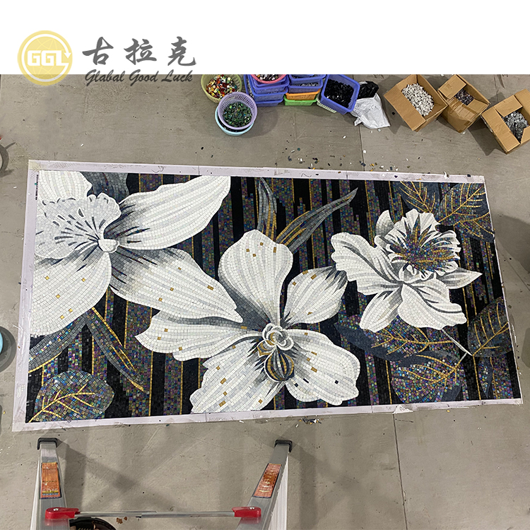 Création sur mesure d'un motif floral en mosaïque d'art moderne en verre, épaisseur 4 mm, découpé à la main pour la décoration des murs de la chambre ou de l'hôtel