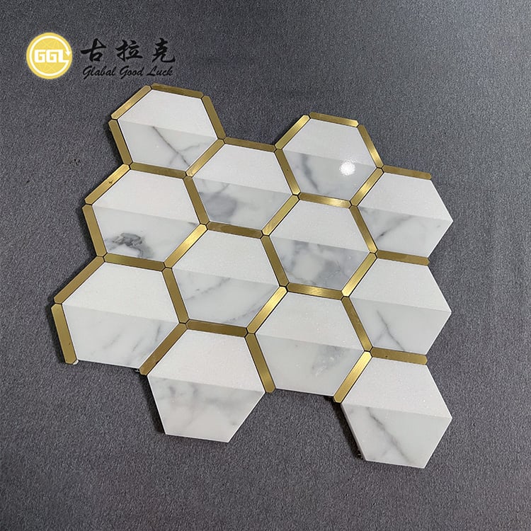 กระเบื้องโมเสคสีขาวดีไซน์ใหม่ Carrara White Marble Mixed Brass Tile สำหรับผนังหรือพื้น