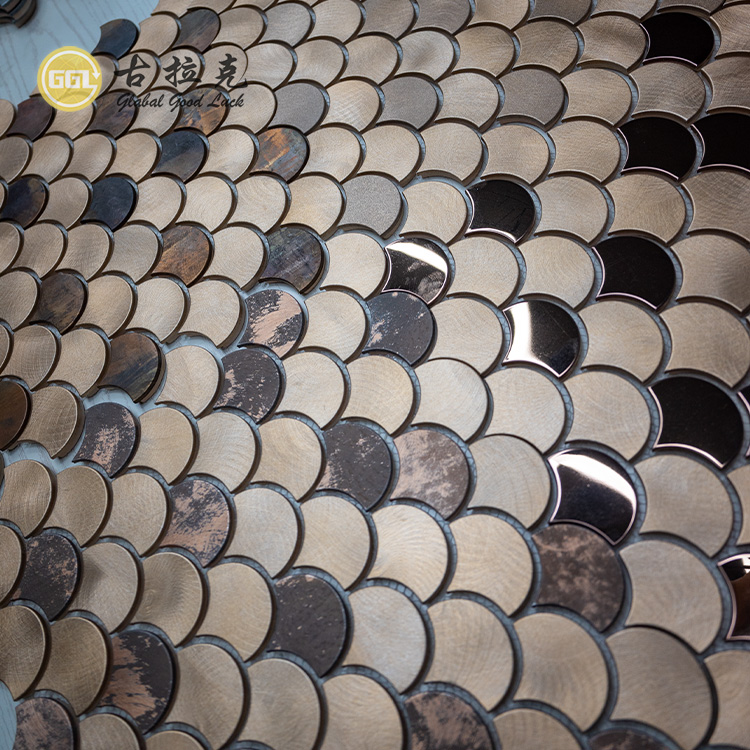 Carrelage mural en mosaïque de métal en forme d'éventail avec miroir de style bois