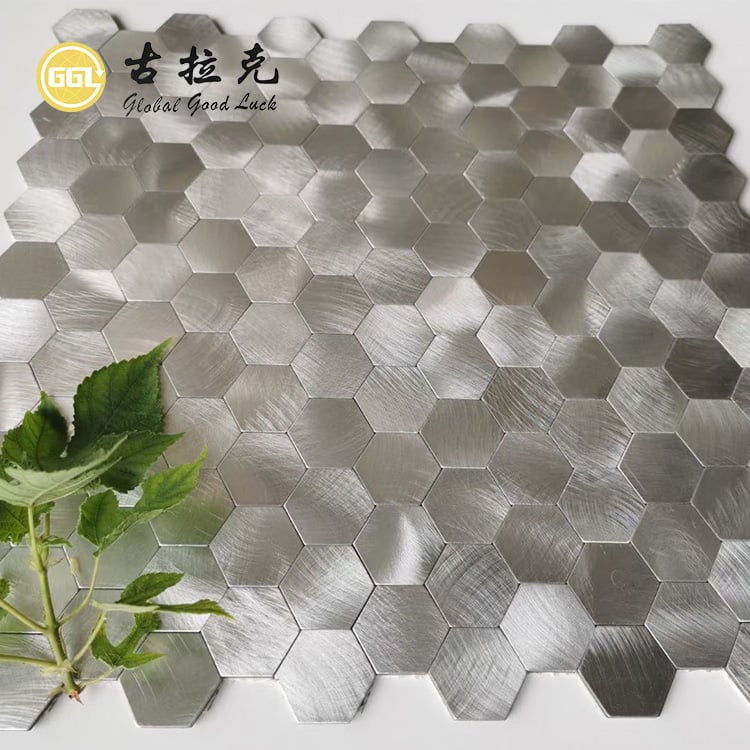 Mosaïque en métal aluminium argenté en forme de hexagone pour dosseret de mur de salle de bain
