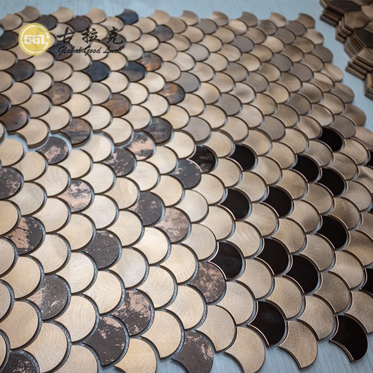 Carrelage mural en mosaïque de métal en forme d'éventail avec miroir de style bois
