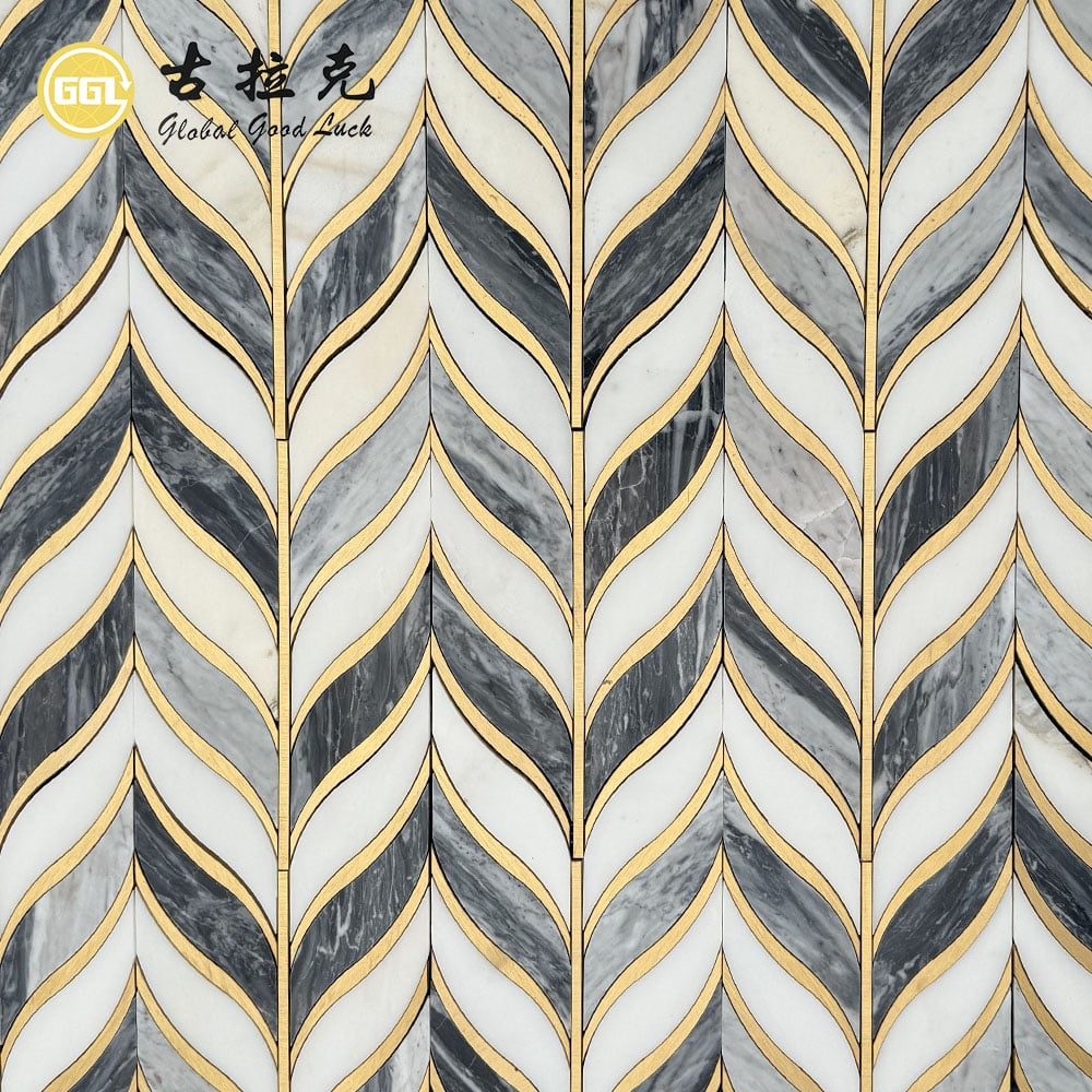 Mosaico de mármore branco e cinza com jato d'água e latão de luxo | Design geométrico em pedra natural para paredes
