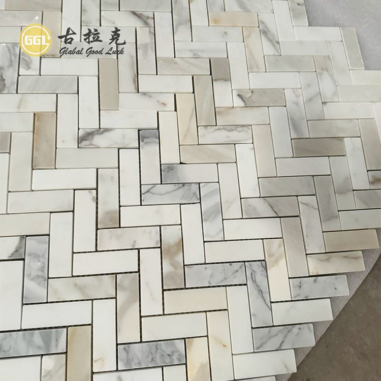 Hochwertige Mosaikfliesen aus Calacatta-Goldmarmor mit Fischgrätenmuster