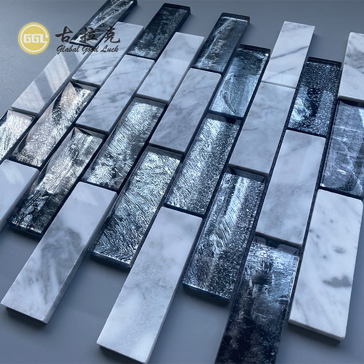 Luxus-Schwarz-Kristallglas-Mosaik mit Naturweiß Naturweiß Marmor-Mosaikfliese für Küche und Hoteldeko