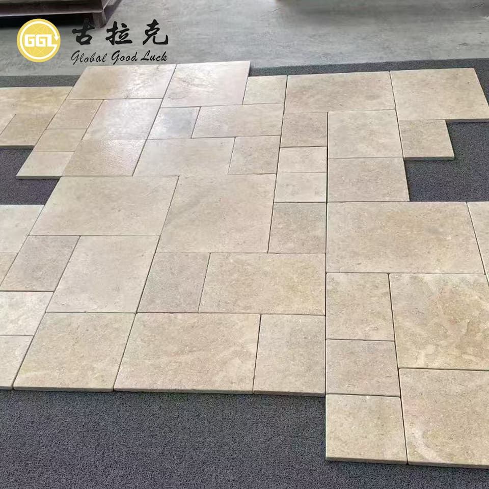 Beige Kalksteinfliesen im französischen Muster, gehämmert – Natursteinplatten für Pooldeck, Terrasse, Innenhof, Garten und Außenbodenbeläge