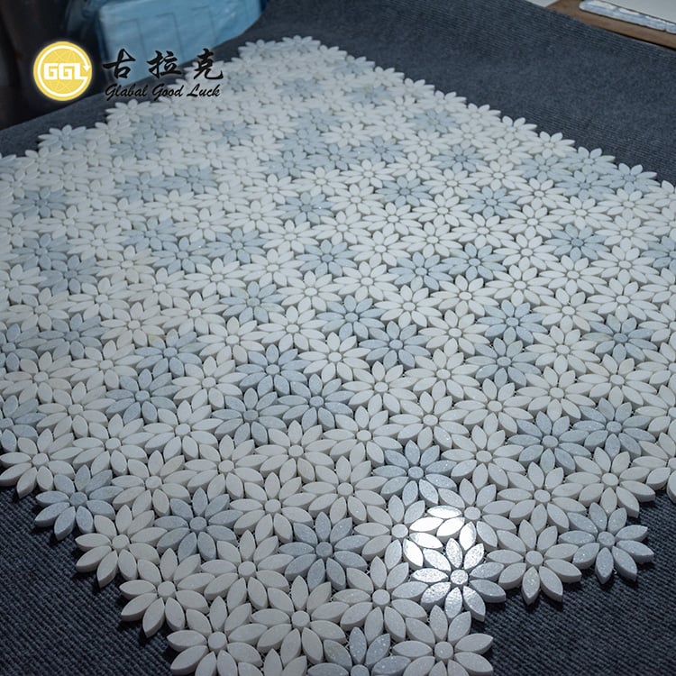 Wanddekoration für den Backsplash Weiß-Mix Blumenmuster Wasserstrahlschleifmosaik-Kacheln