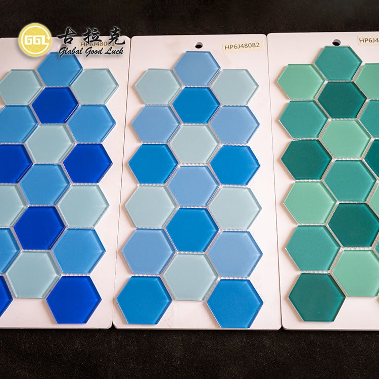 Moderní design hexagonální tvar smíšená barva křišťálové sklo mozaikové dlaždice pro dekoraci stěn
