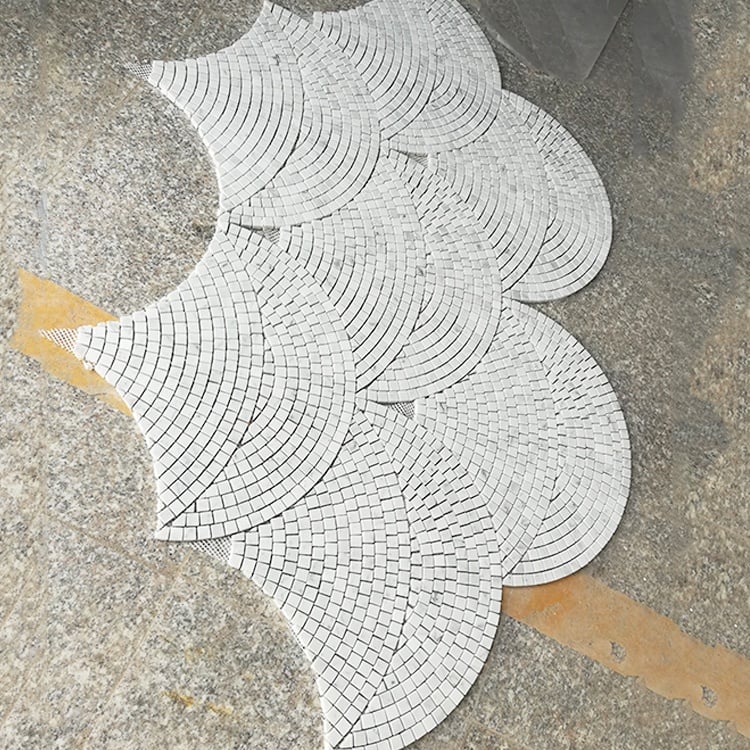 Carrara-Marmor, weiß, von Hand geschnitten, große Marmor-Mosaikfliese in Fächerform