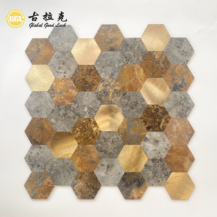 Mosaic autoadeziv hexagonal în tonuri mixte de aur și gri pentru decorul de lux al pereților interiori