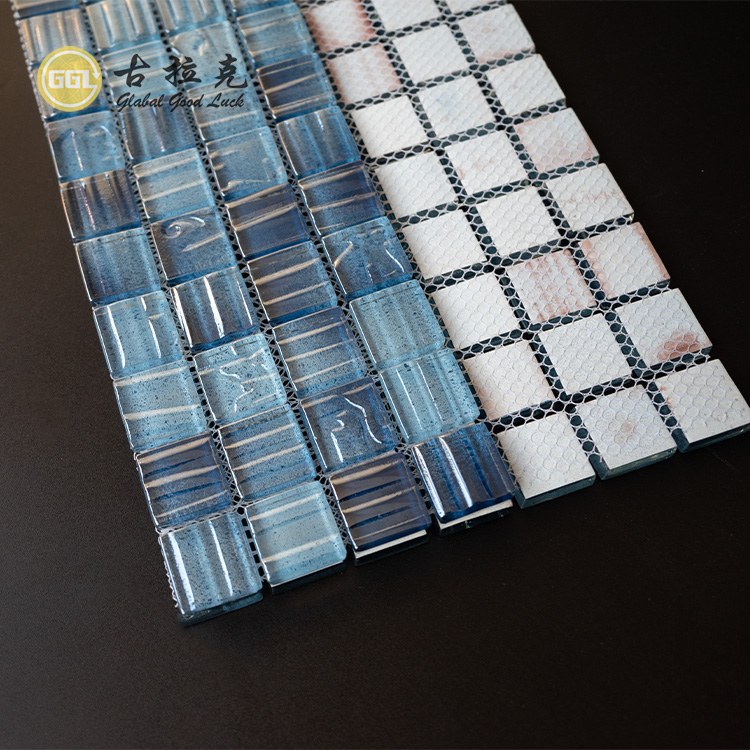 دکور دیوار کاشی بین کابینتی طراحی حمام ترکیب کاشی موزاییک شیشهای آبی