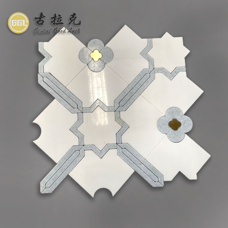 Azulejo de mosaico Waterjet mistura de mármore branco e azul azulejo de parede de parquet de latão