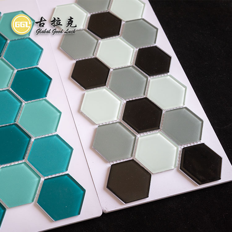 Moderní design hexagonální tvar smíšená barva křišťálové sklo mozaikové dlaždice pro dekoraci stěn