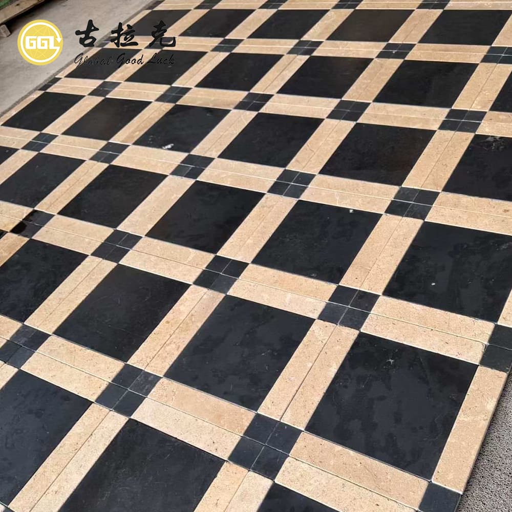 Schwarz-beige Kalkstein-Schachbrett-Bodenfliesen, naturbelassene, abgetreppte Stein-Mosaikfliesen für Hotellobby, Küche und Resort-Projekte