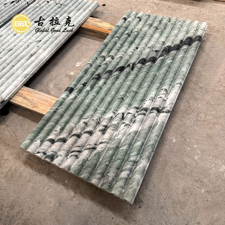 Panel de pared de mármol estriado con característica cóncava y superficie pulida de color verde natural