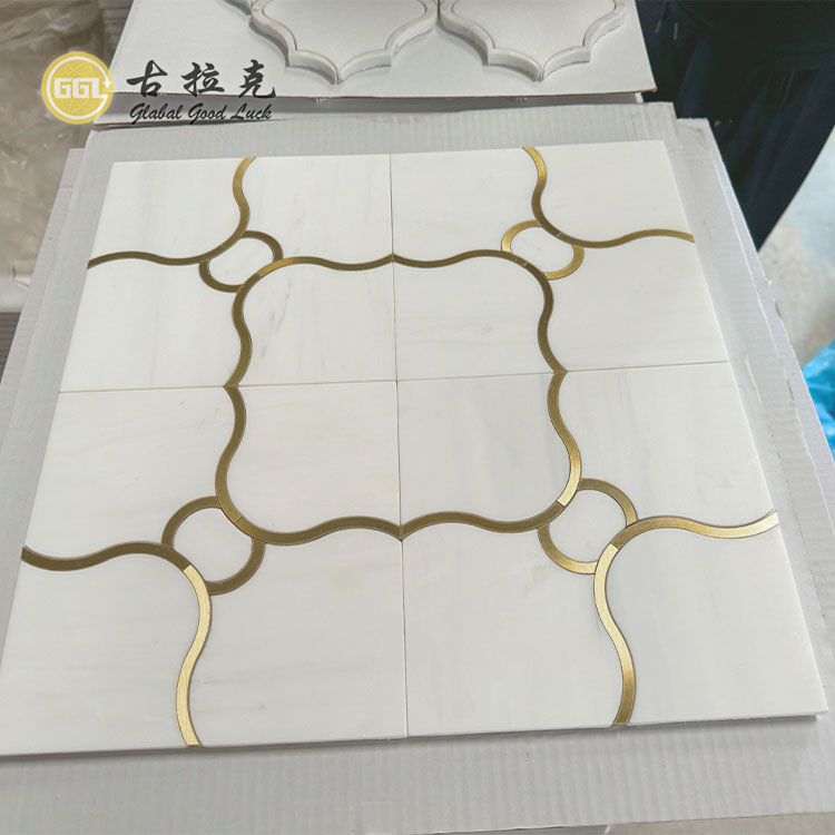 Světle luxusní mramorová mozaika inlay s mosaznou dlaždicí pro moderní design stěn