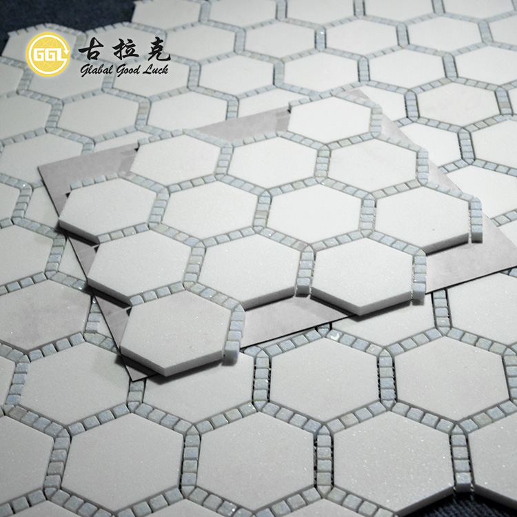 Mosaico de Pedra Mármore Branco Thassos Misturado com Azul para Piso e Decoração de Parede