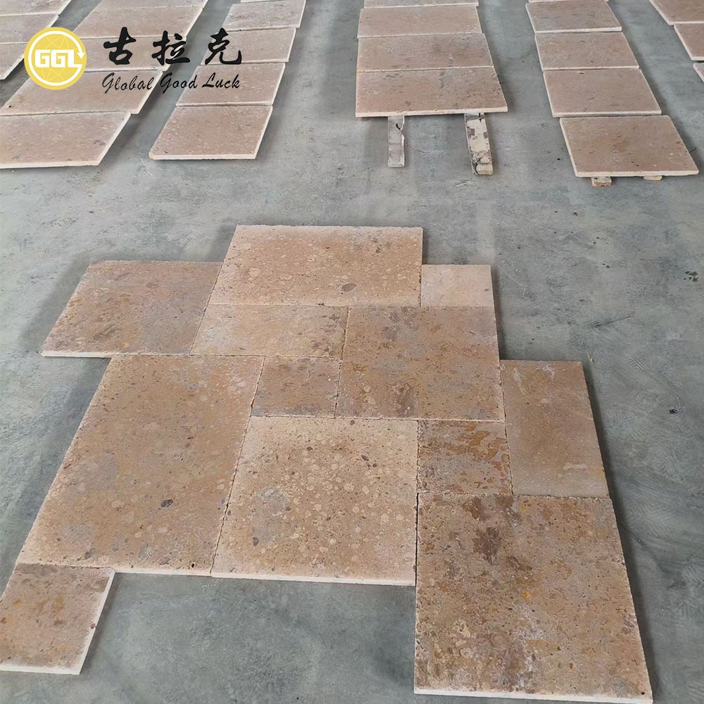Gebürstete und getumblte Terrassenplatten aus römischem Beige-Kalkstein für die Dekoration von Außenwänden und -böden
