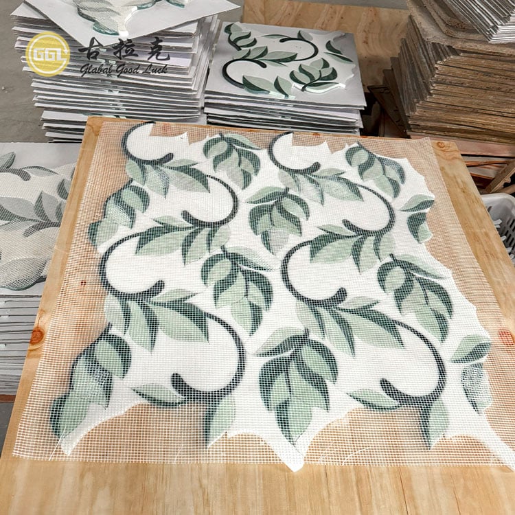 Ubin Mosaik Marmer Hijau dan Putih Desain Daun