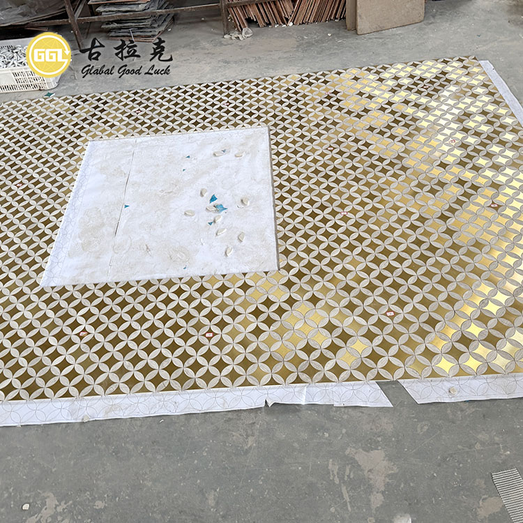 Puumarmoripinnoite messinkiparketilla Waterjet mosaiikkilaatalla