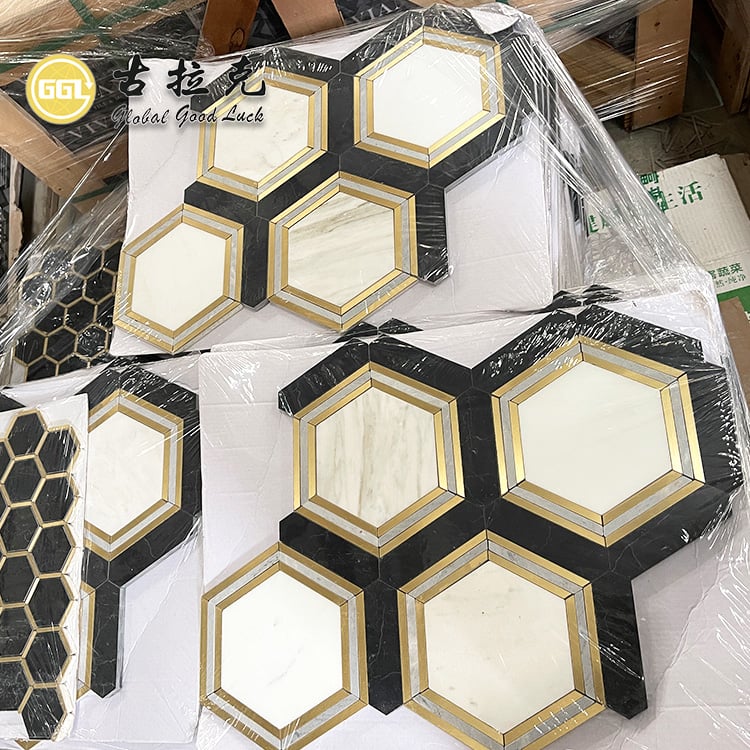 Mosaico de mármol en forma de hexágono con chorro de agua de latón