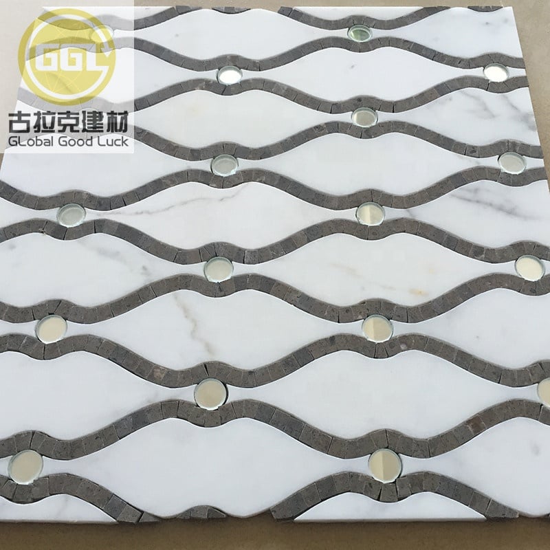 Azulejo Mosaico de Linha Design Calacatta Gold com Mistura de Vidro Mosaico