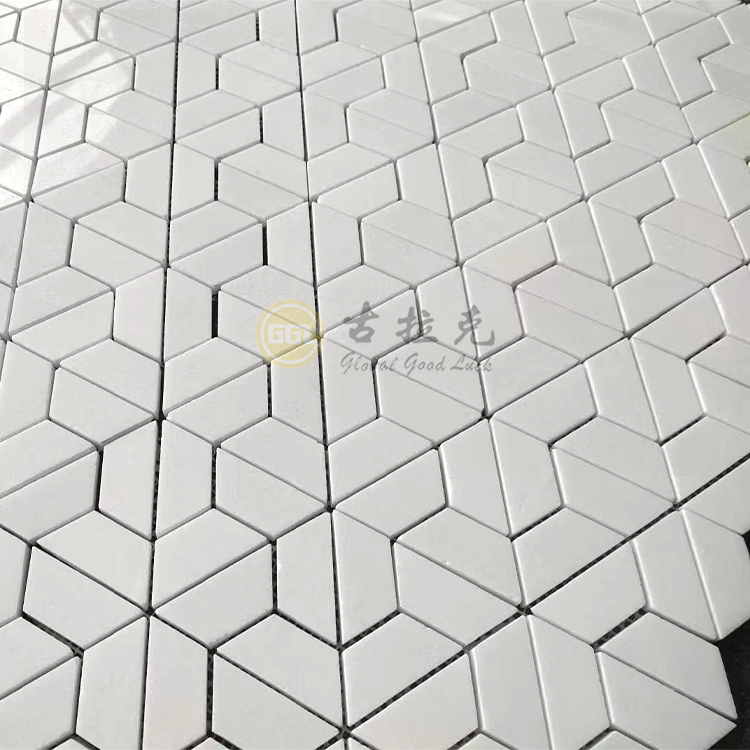 Ungleichmäßige Form Reinweiße Mosaikfliese aus Naturmarmor fürs Badezimmer, anpassbare Größe