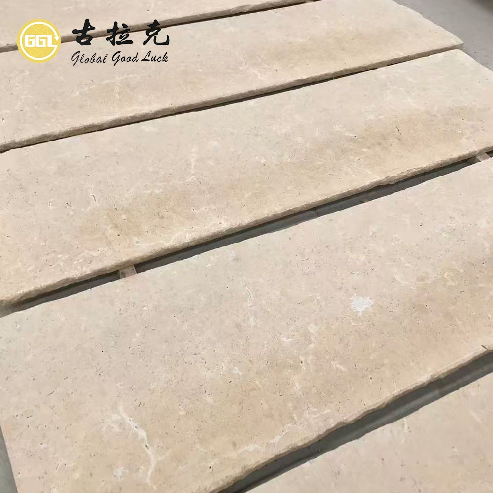 Gebürstete und getumblte Terrassenplatten aus römischem Beige-Kalkstein für die Dekoration von Außenwänden und -böden
