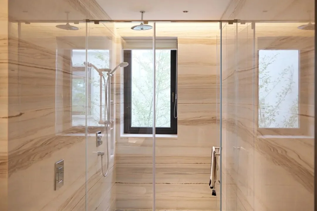 Narrow shower room using horizontal Palissandro Bianco Marble veins to widen the space visually