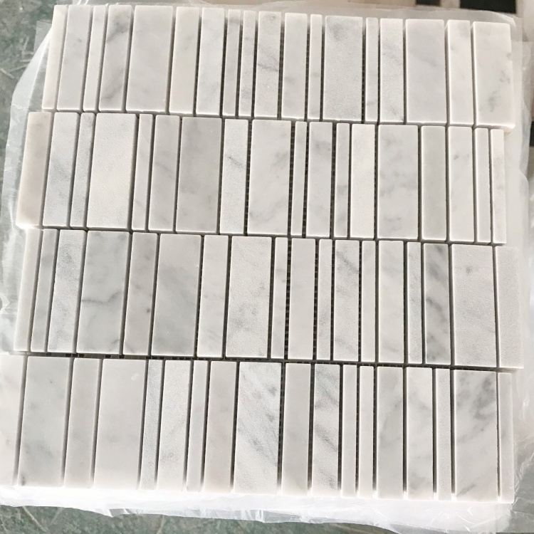 Carrara Weißmarmor Mosaik-Floorfliesen mit Zufallsstreifen