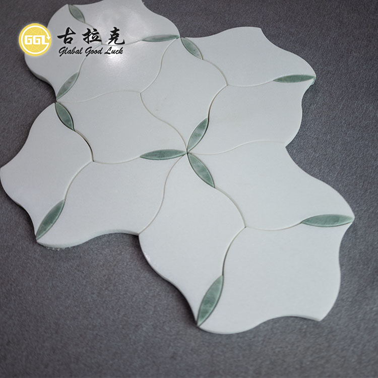 Tassello Mosaico a Forma di Fiore a Pattern di Marmo Thassos Bianco e Verde Acqua per Piastrelle per Pareti e Pavimenti