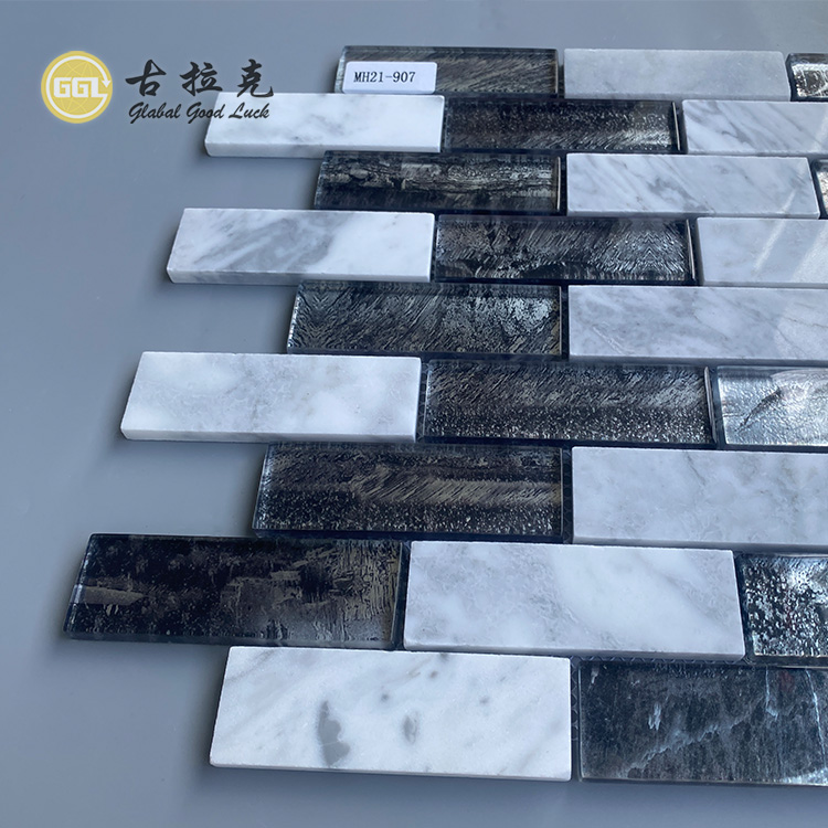 Luxus-Schwarz-Kristallglas-Mosaik mit Naturweiß Naturweiß Marmor-Mosaikfliese für Küche und Hoteldeko