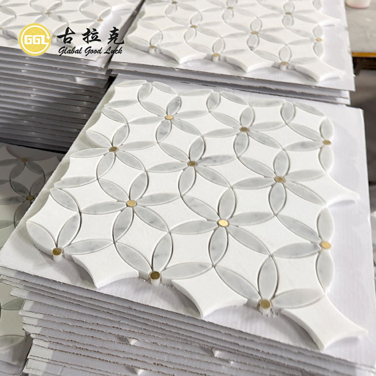 Incrustação de mármore com mosaico de jato de água de latão com pontos para azulejo de backsplash de parede de cozinha