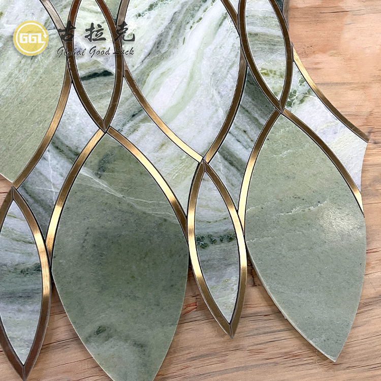 Naturgrüner Marmor Waterjet Mosaikeklette mit Messing Luxusdesign