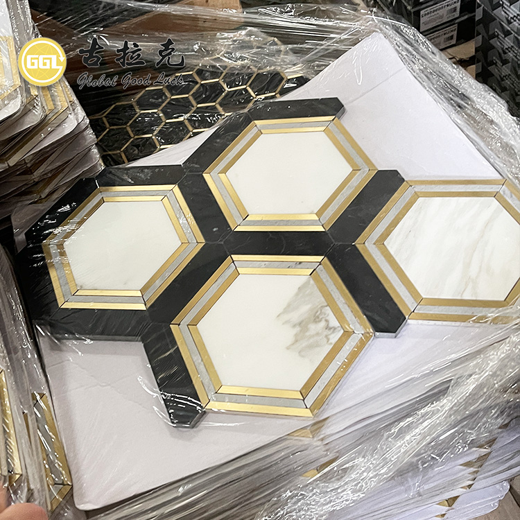 Mosaico de mármol en forma de hexágono con chorro de agua de latón