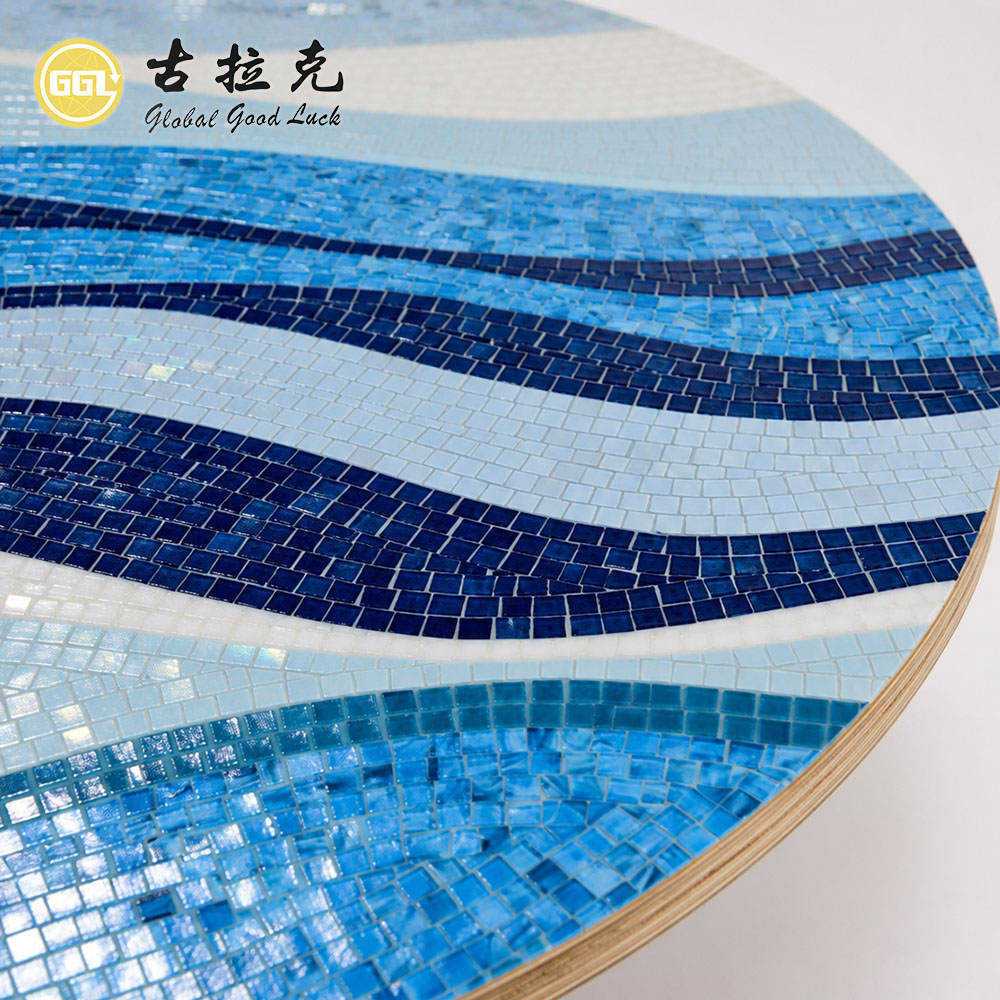 Individuell gestaltete Glas-Mosaik-Tischplatte und -Wandgestaltung im Blau-Wellen-Motiv – Handgefertigte Glas-Mosaik-Kunst für die Innendekoration