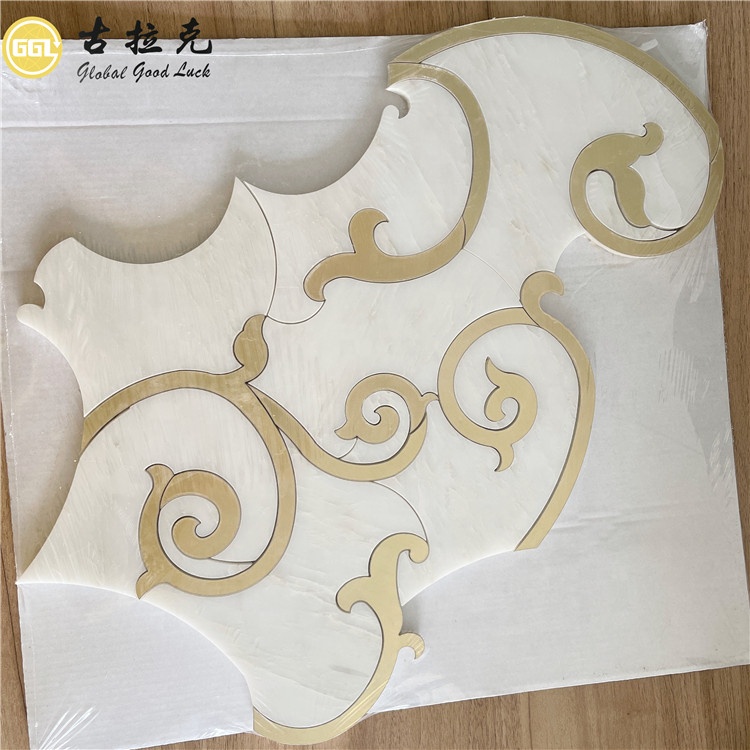 Design Elegante de Mosaico de Água Irregular com Mármore Branco e Latão para Azulejos de Parede