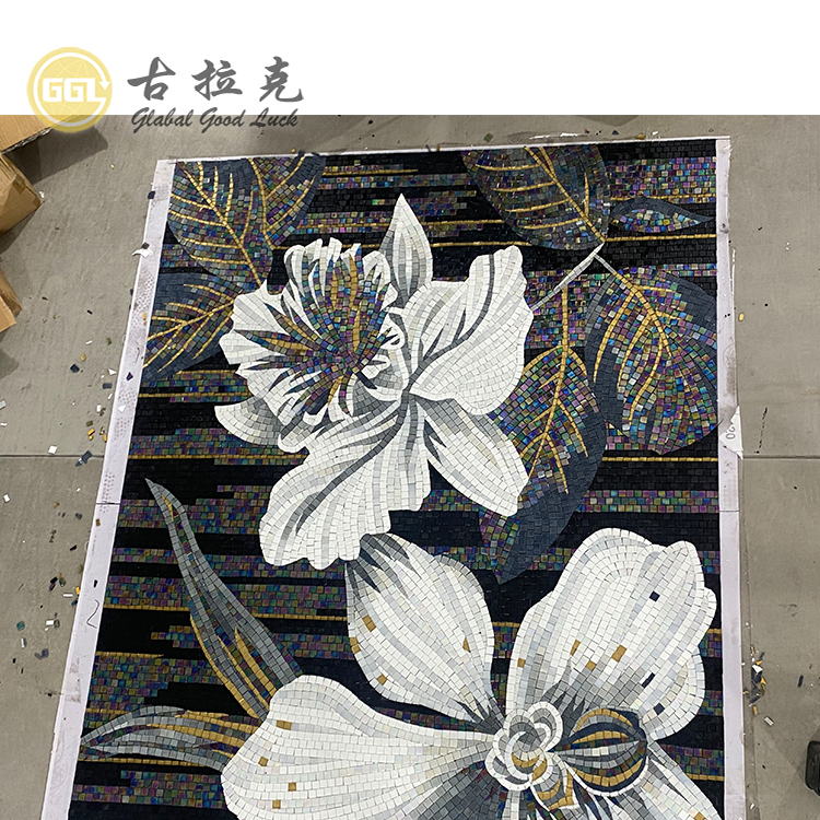 Création sur mesure d'un motif floral en mosaïque d'art moderne en verre, épaisseur 4 mm, découpé à la main pour la décoration des murs de la chambre ou de l'hôtel