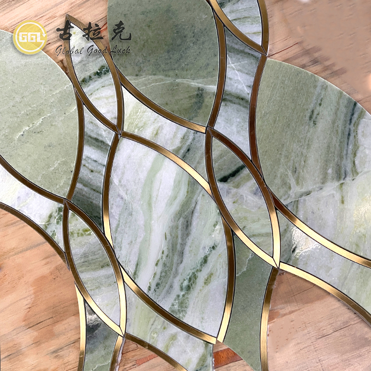 Naturgrüner Marmor Waterjet Mosaikeklette mit Messing Luxusdesign