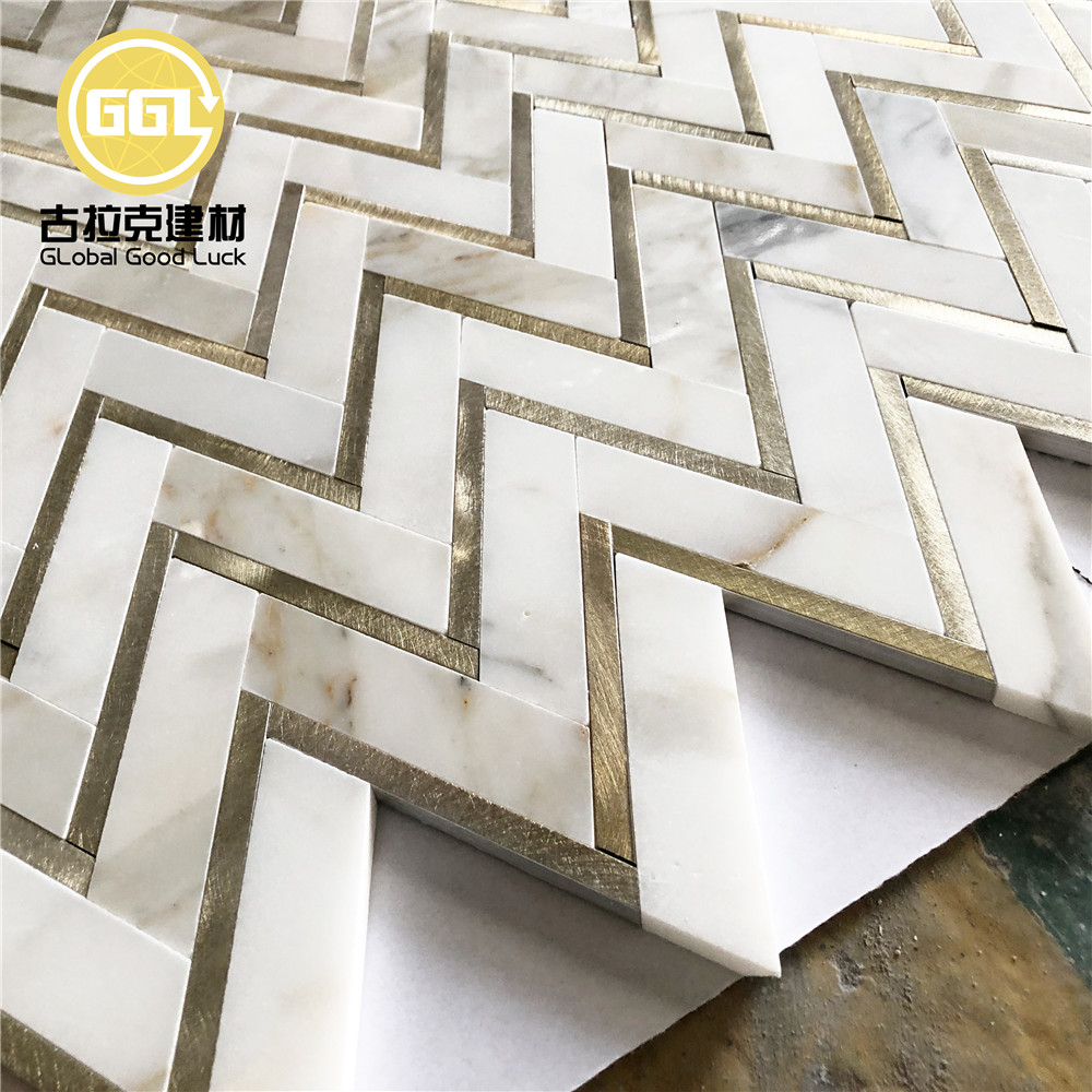 Lyxig mosaikplatta i Calacatta Guld-marmor med legeringsinslag för backsplash, inomhus- och utomhusdekoration