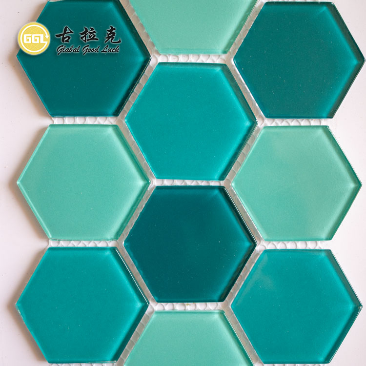 Moderní design hexagonální tvar smíšená barva křišťálové sklo mozaikové dlaždice pro dekoraci stěn