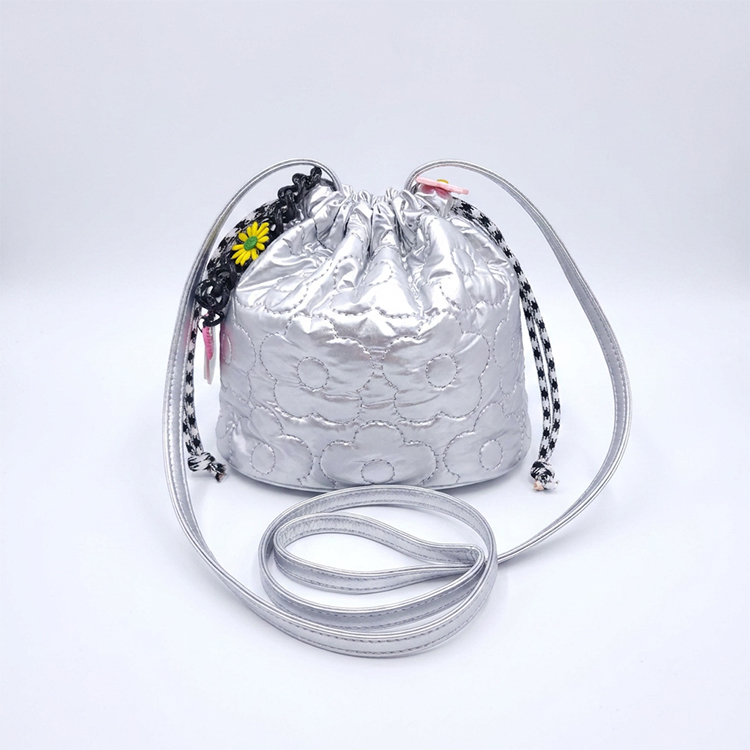 Geantă mini-bucket argintie, acoperită cu motive florale capitonate, dotată cu curea transversală reglabilă și închidere cu cordoane, geantă ușoară și portabilă pentru utilizare zilnică în oraș și pentru călătorii scurte