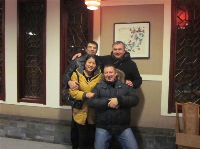 Caption A memorable moment of camaraderie during a friendly gathering, symbolizing strong international bonds..jpg
