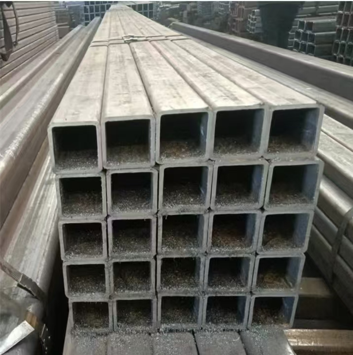 Herstellung von Trägern und Stützen für groß angelegte kommerzielle Stahlbau-Projekte.